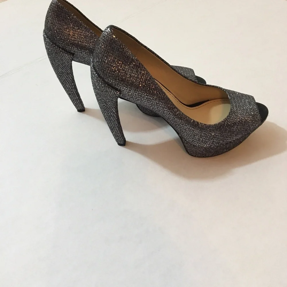 ⭐️💫Vera Wang glitter peep toe heels